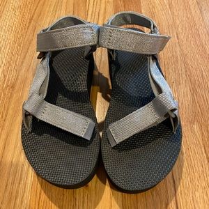 Platform Teva size 6 black & silver